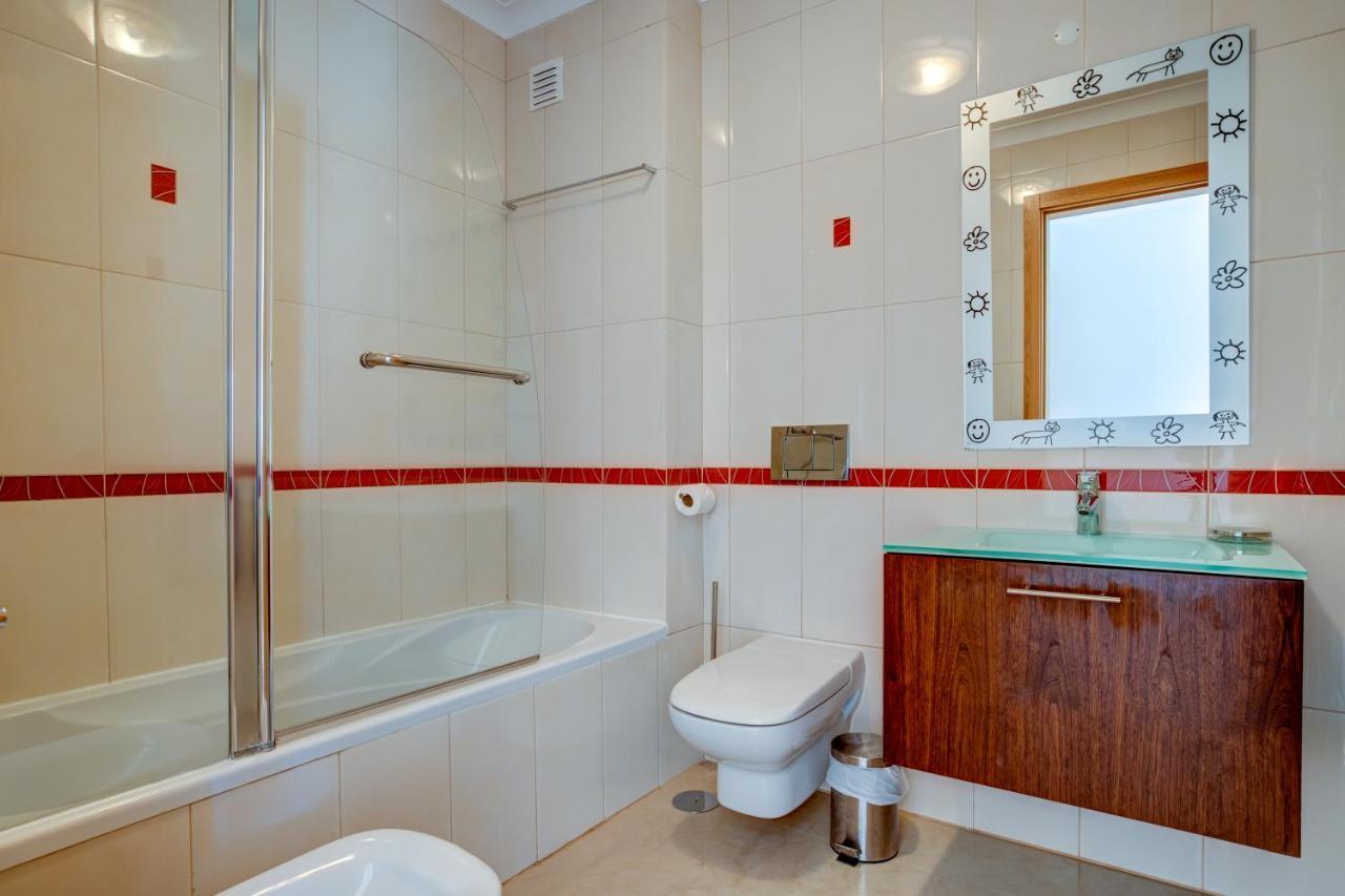 Two Bedroom Apartment With Rooftop Pool In 알보르 외부 사진